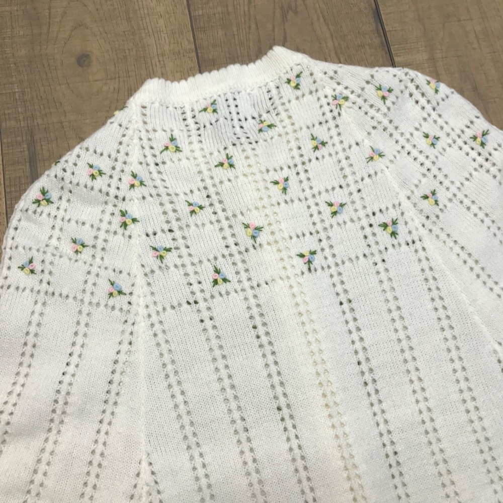 Vintage Sweater Bee by Banff Poncho Cape Womens White embroidered Floral Cottage - Picture 3 of 12